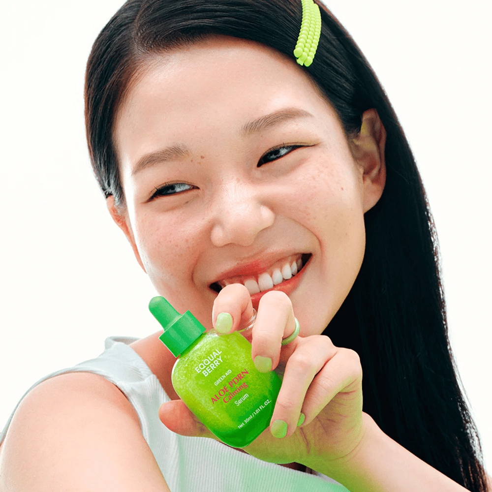 Model holder EQQUALBERRY Aloe PDRN Calming Serum – beroligende serum til sensitiv hud med aloe vera og PDRN som styrker hudbarrieren.