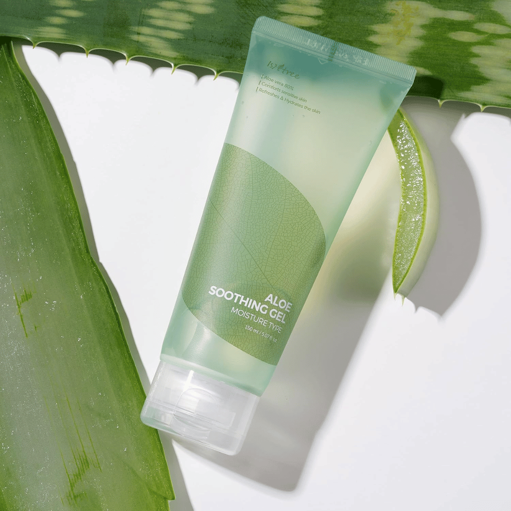 Isntree Aloe Soothing Gel Moisture Type – fugtgivende gel med 80 % aloe vera, fotograferet med friske aloe-blade