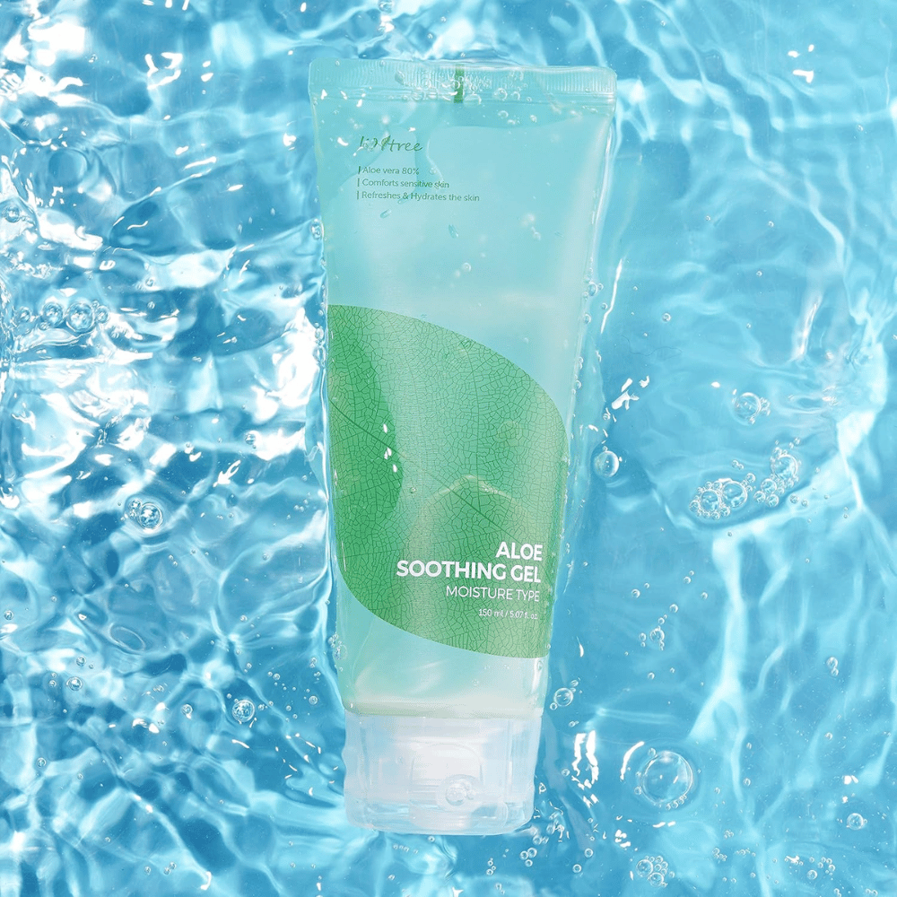 Isntree Aloe Soothing Gel Moisture Type 150 ml – beroligende og fugtgivende aloe vera-gel mod blå vandbaggrund