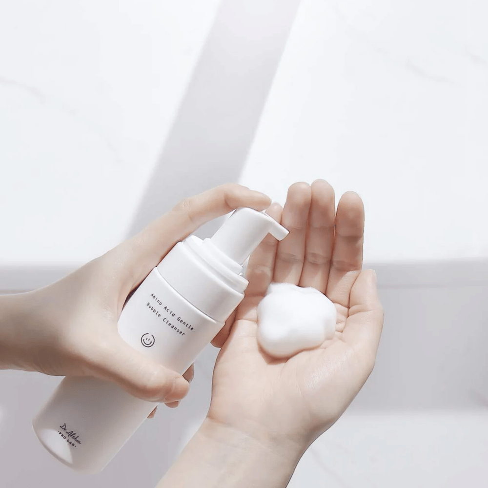Dr. Althea Amino Acid Gentle Bubble Cleanser er et skånsomt skummende renseskum med aminosyrer, der effektivt renser uden at udtørre huden. Perfekt til sensitiv hud.