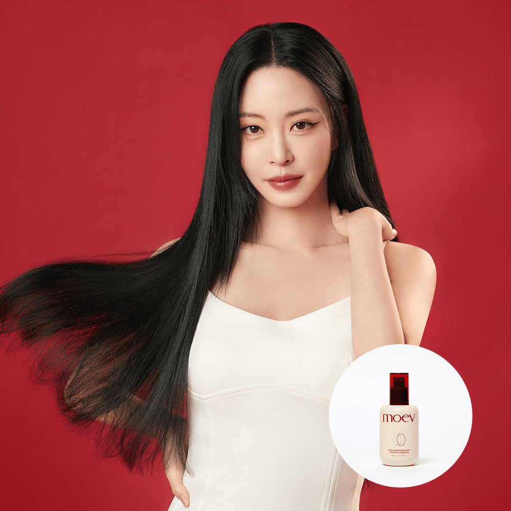 Kvinde med langt, glansfuldt hår viser resultatet af MOEV Annurcatin Hair Oil Essence – koreansk hårolie der fugter og modvirker krus for et silkeblødt hår.