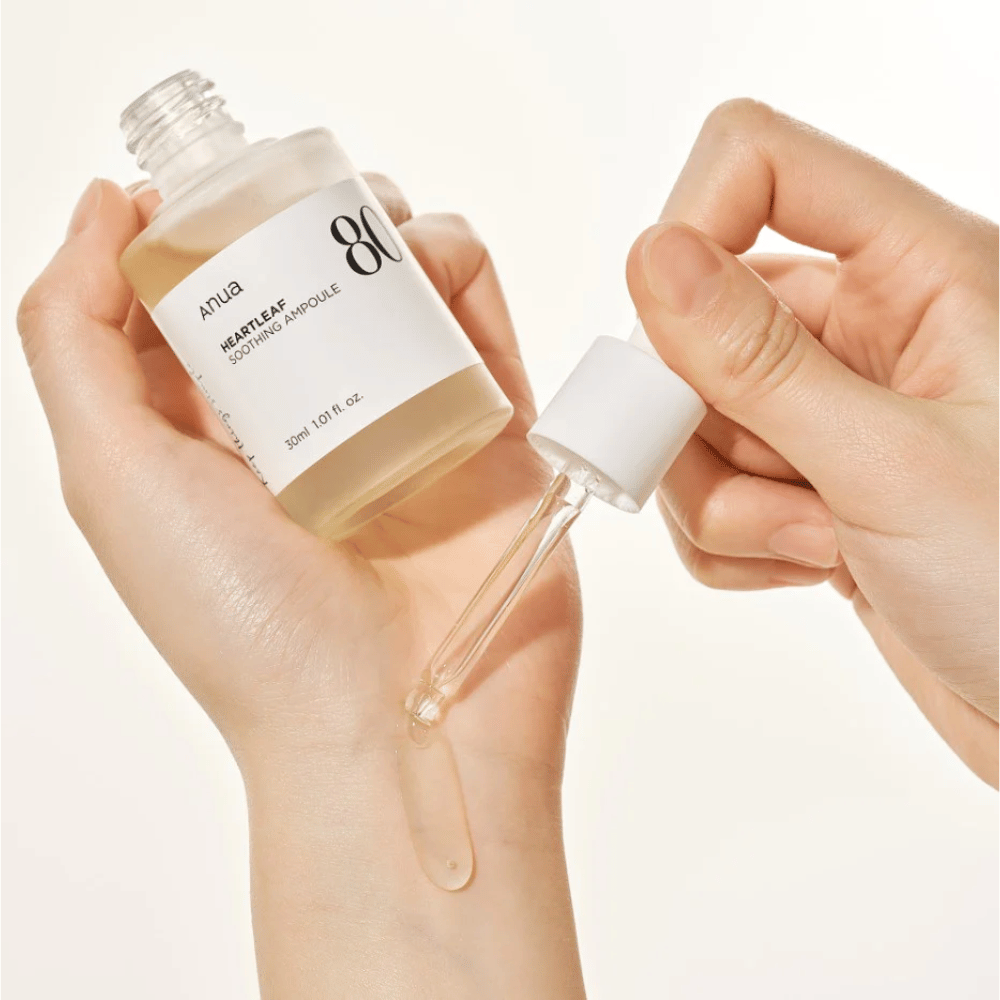 En hånd, der holder en Heartleaf 80% Soothing Ampoule 30ml fra Anua.