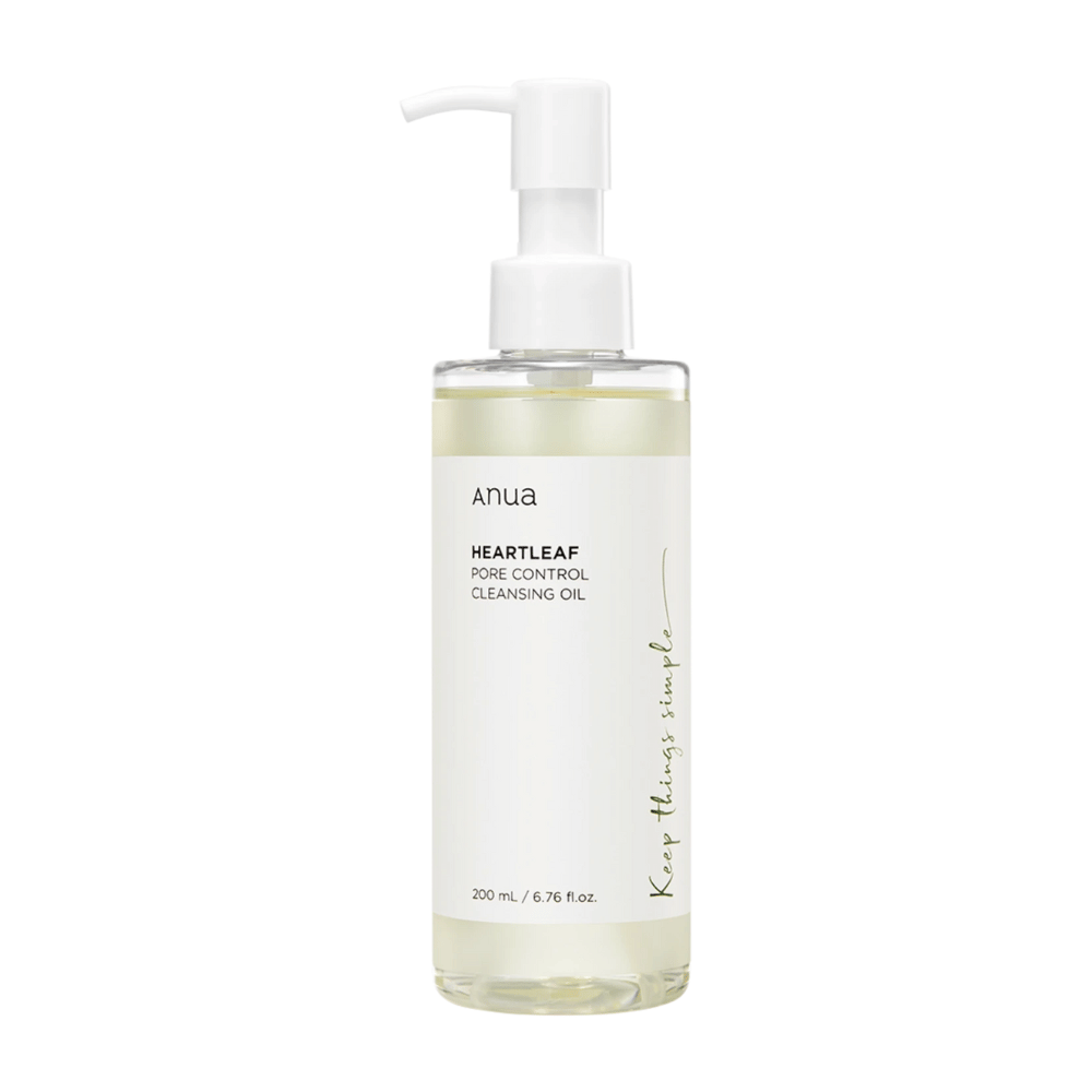Billedet viser ANUA Heartleaf Pore Control Cleansing Oil, et hudplejeprodukt, der er beregnet til ansigtsrensning. Flasken er gennemsigtig, og etiketten har et minimalistisk design, hvilket giver en ren og naturlig følelse. Den er på 200 ml / 6.76 fl.oz. og har en praktisk pumpe til nem dosering.