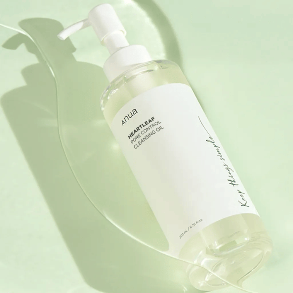 På billedet ses ANUA Heartleaf Pore Control Cleansing Oil, en renseolie med pumpedesign. Flasken er gennemsigtig, og indholdet ser ud til at have en let, olieret konsistens. Etiketten bærer mærkets logo og produktnavn i enkel og stilren tekst, hvilket bidrager til en følelse af minimalistisk skønhed og renhed. Der står "Keep things simple" som en del af designet, hvilket antyder en filosofi om enkelhed i hudplejerutinen. Flasken indeholder 200 ml produkt.
