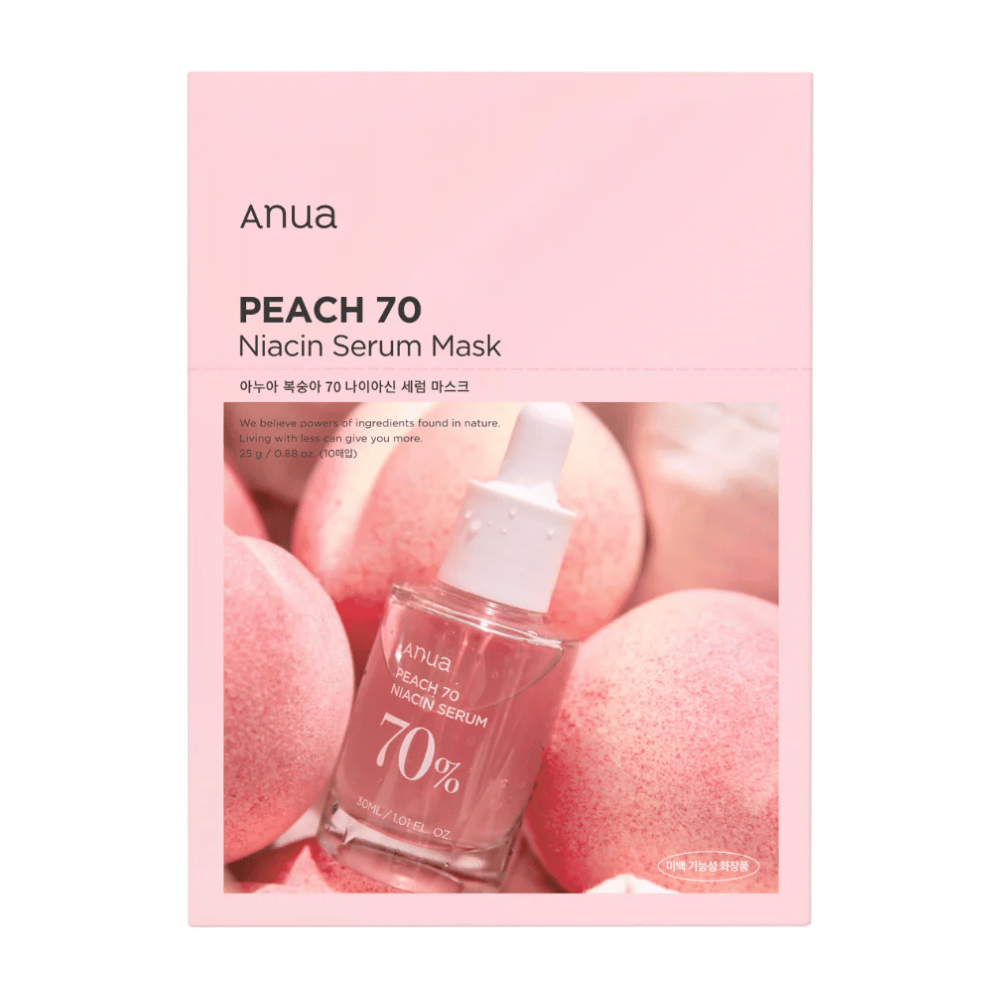 En pakke med Anua PEACH 70 Niacin Serum Mask foran en baggrund af ferskner. Det lyserøde emballagedesign matcher fersknernes naturlige nuancer, og en gennemsigtig flaske med serum er delvist synlig. Produktet understreger brugen af ingredienser fra naturen.