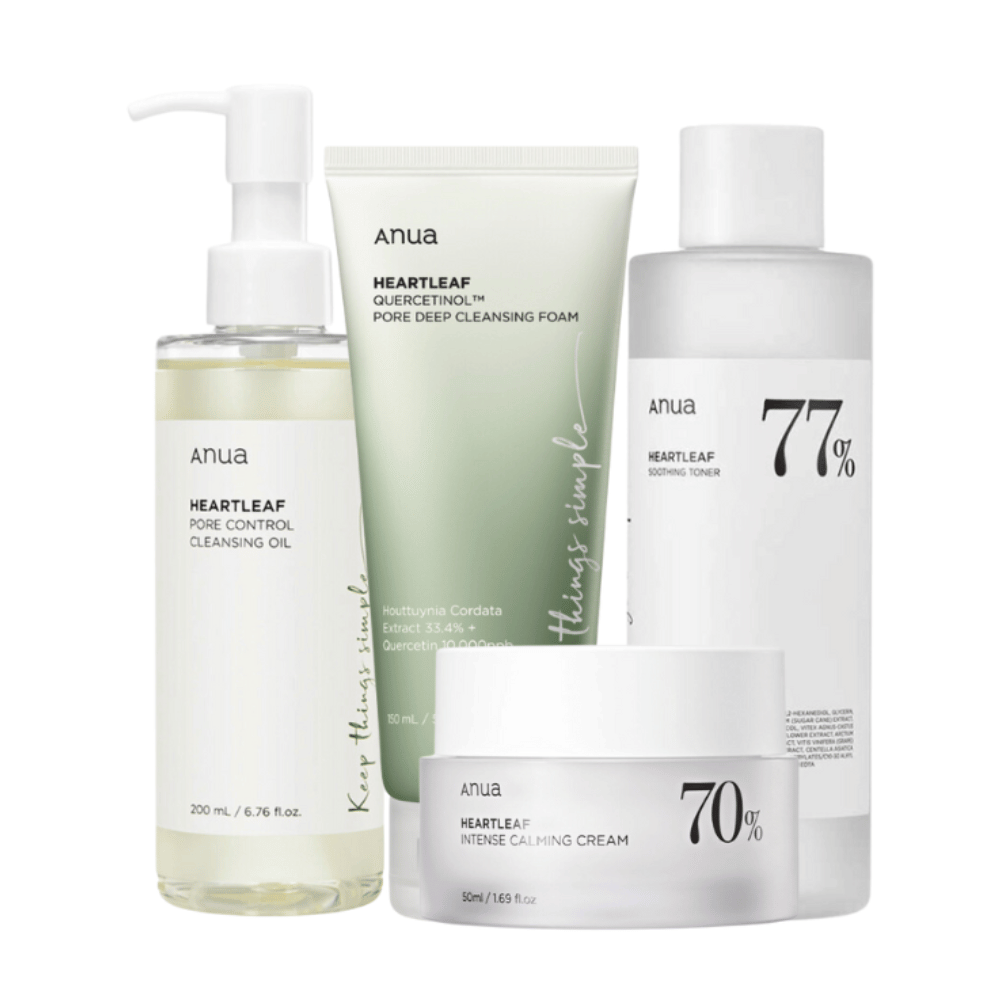 Et sæt hudplejeprodukter fra Anua, indeholdende Heartleaf Pore Control Cleansing Oil, Heartleaf 77% Soothing Toner, Heartleaf Quercetin+ Pore Deep Cleansing Foam, og Heartleaf 70% Intense Calming Cream. Disse produkter er formuleret med hjerteblad og andre beroligende ingredienser, designet til at mindske porer, berolige og fugte huden.