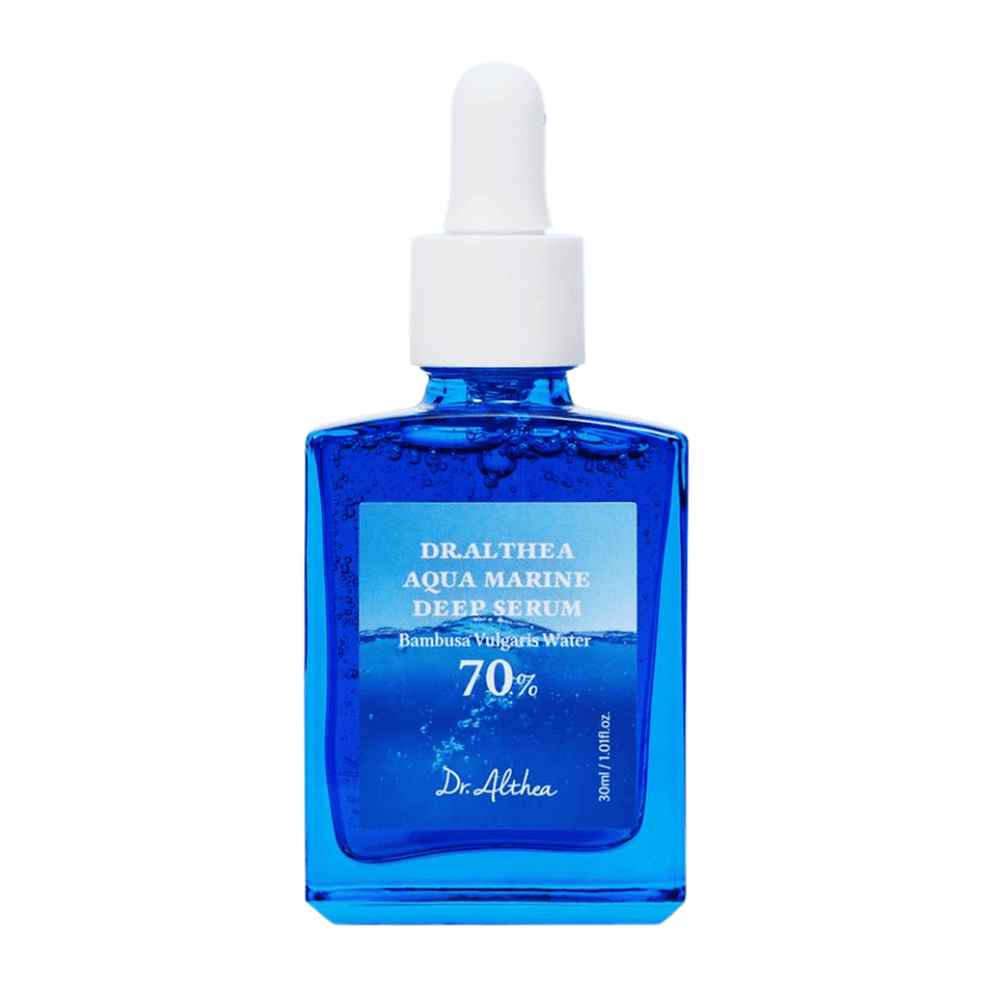 Dr. Althea Aqua Marine Deep Serum 30 ml i blå glasflaske med pipette, beriget med 70 % Bambusa Vulgaris Water for intensiv fugtighed, beroligende effekt og forbedret hudbarriere.