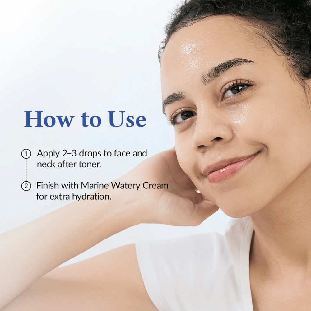 Kvinde med fugtet, glødende hud, der har påført serum. Billede, der viser, hvordan Dr. Althea Aqua Marine Deep Serum anvendes efter toner for intensiv fugt og glød i ansigt og hals.
