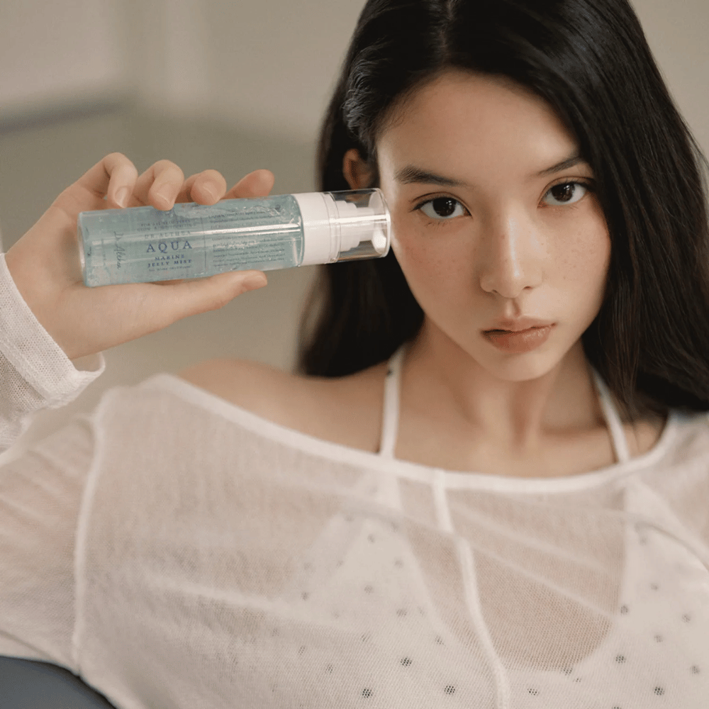 Dr. Althea Aqua Marine Jelly Mist anvendt i ansigtet for direkte fugt, glød og frisk hud