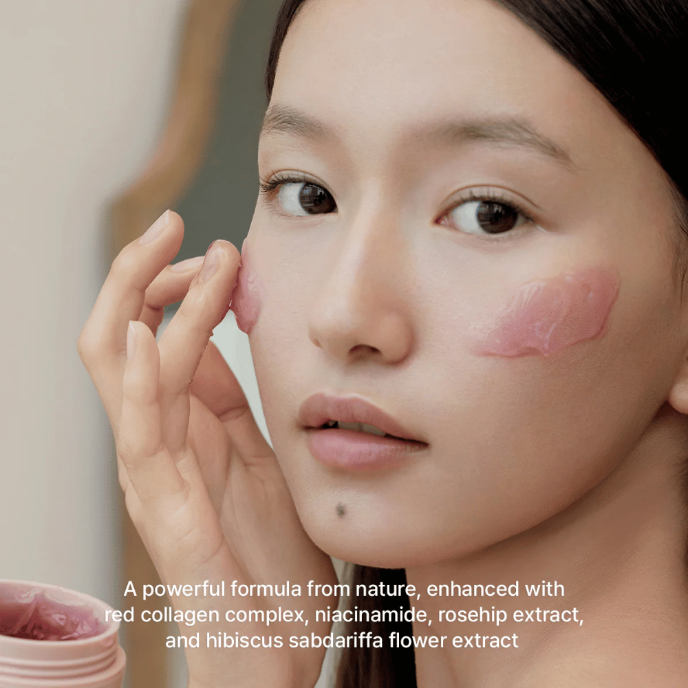 Model anvender Arencia Red Smoothie Serum 30 med rød kollagenkompleks, niacinamid, hyben og hibiscus for fastere hud.