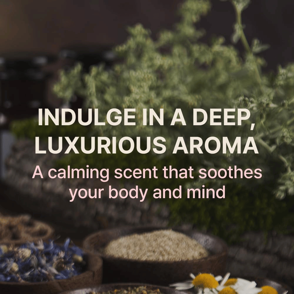 Stemningsbillede med urter og naturlige ingredienser sammen med tekst, der fremhæver produktets beroligende og luksuriøse aroma for krop og sind.
