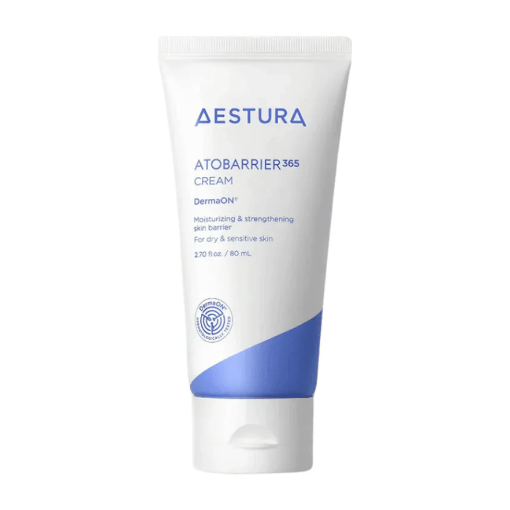 Aestura Atobarrier 365 Cream i en 80 ml tube. Cremen er designet til at fugte og styrke hudbarrieren, specielt for tør og følsom hud. Produktet kommer i en hvid tube med blå detaljer og indeholder DermaON™ for optimal hudpleje.