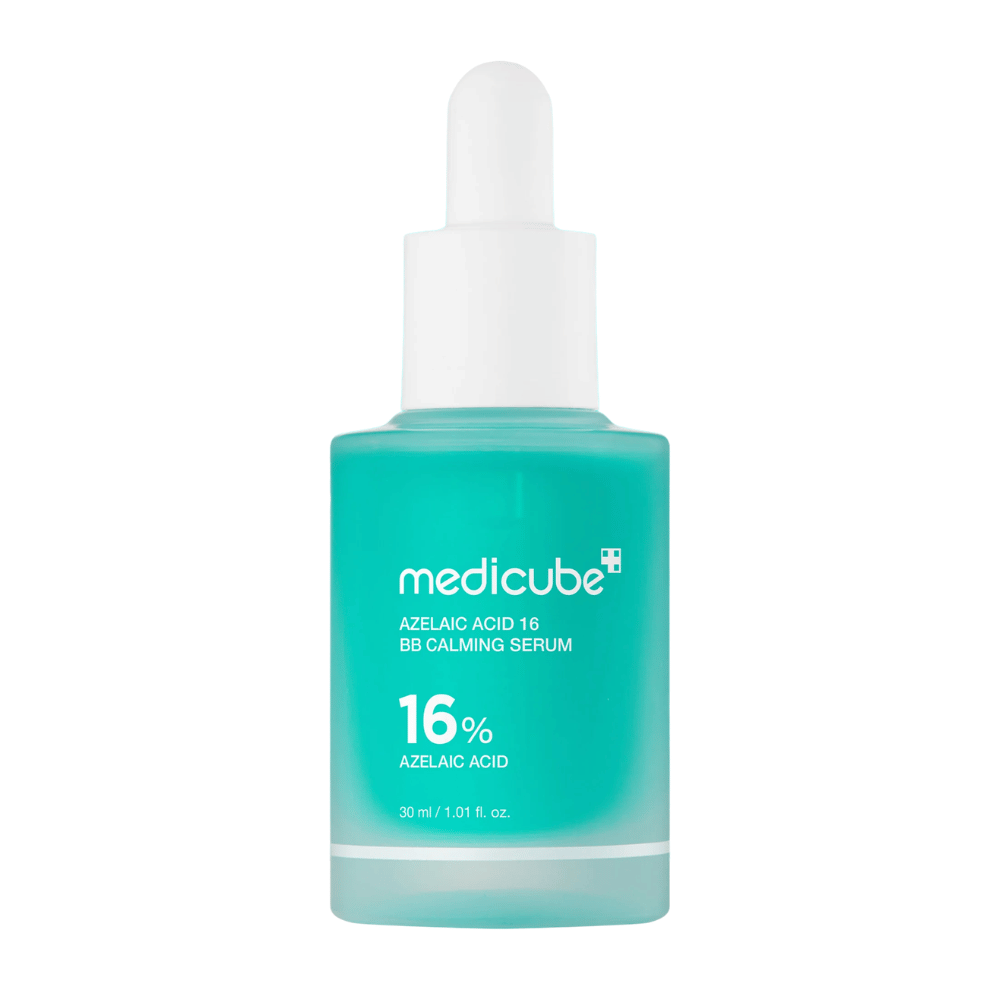 Frilagt produktbillede af Medicube Azelaic Acid 16 BB Calming Serum med 16 % azelainsyre i turkis flaske med pipette til beroligende og balancerende hudpleje.