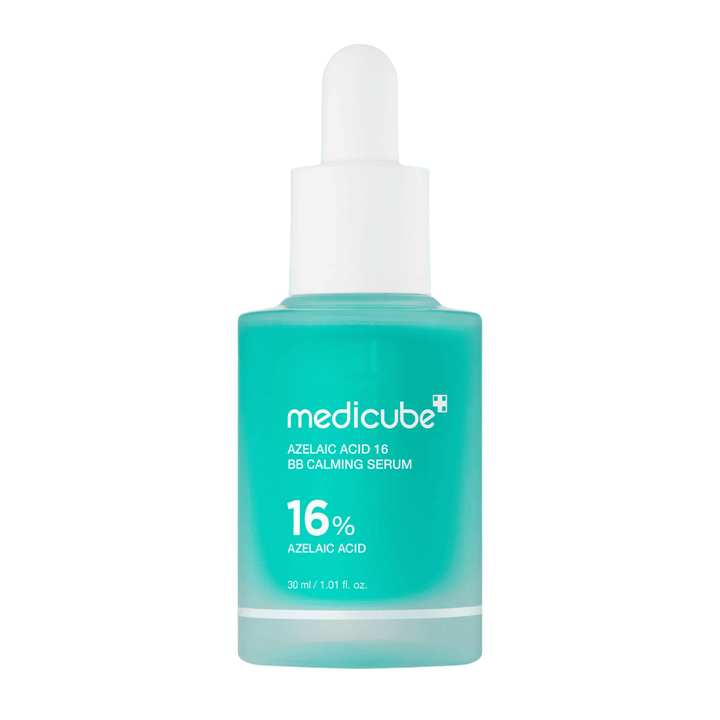 Frilagt produktbillede af Medicube Azelaic Acid 16 BB Calming Serum med 16 % azelainsyre i turkis flaske med pipette til beroligende og balancerende hudpleje.