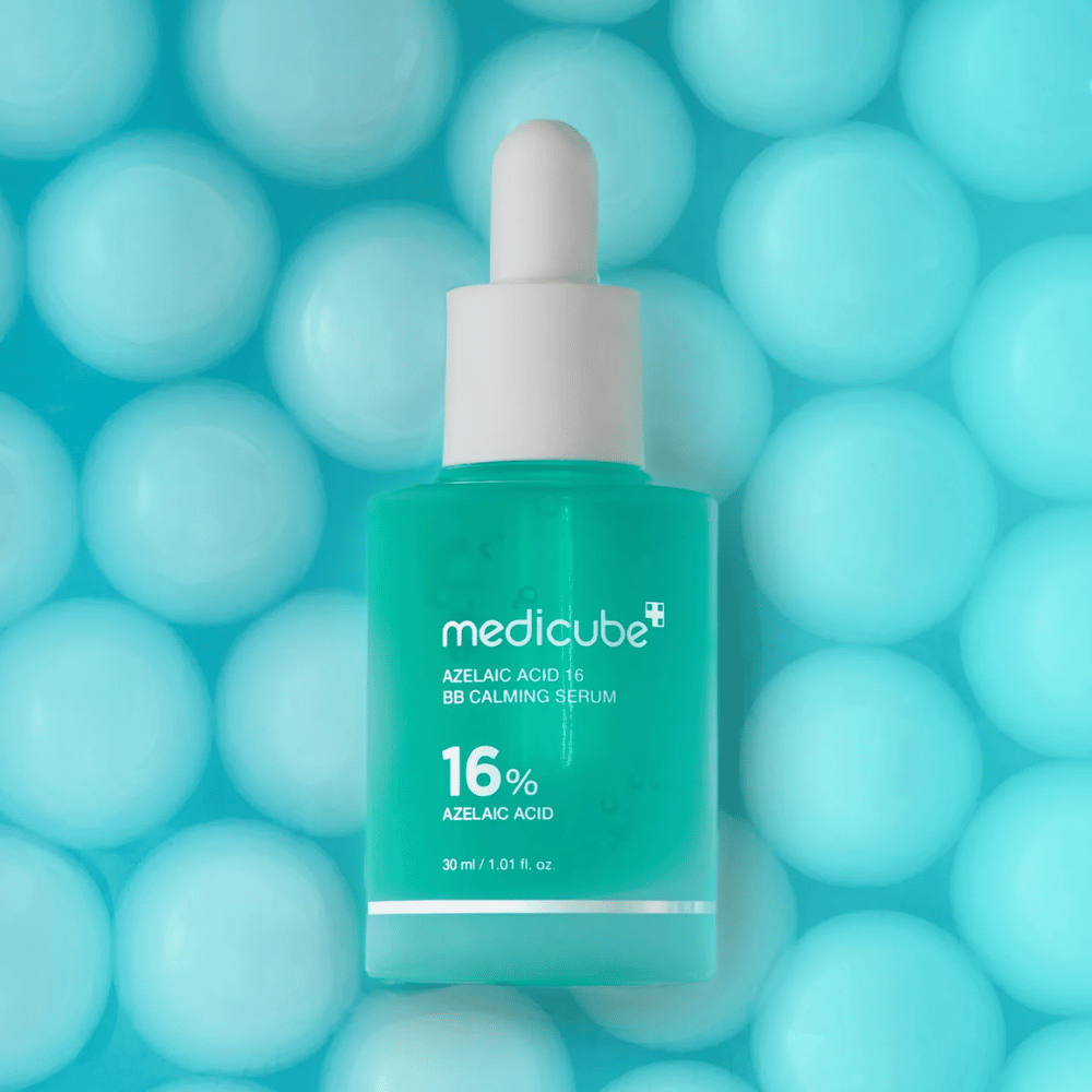 Kampagnebillede af Medicube Azelaic Acid 16 BB Calming Serum mod turkis baggrund med bløde sfærer, som symboliserer fugt, beroligende effekt og ensartet hudstruktur.