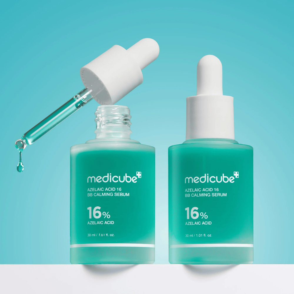 Detaljebillede af Medicube Azelaic Acid 16 BB Calming Serum med åben pipette og serumdråber, som viser den lette flydende konsistens og hygiejniske applicering.