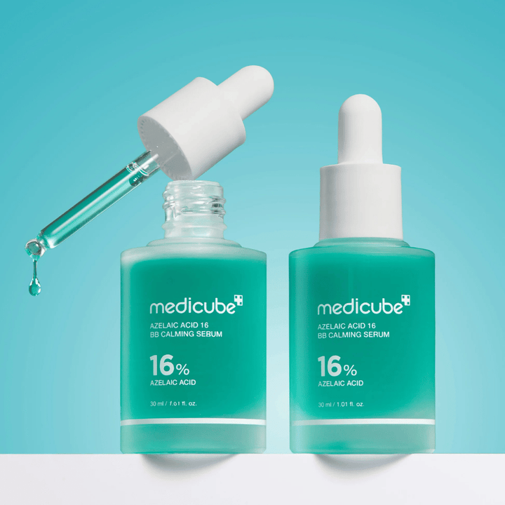 Detaljebillede af Medicube Azelaic Acid 16 BB Calming Serum med åben pipette og serumdråber, som viser den lette flydende konsistens og hygiejniske applicering.
