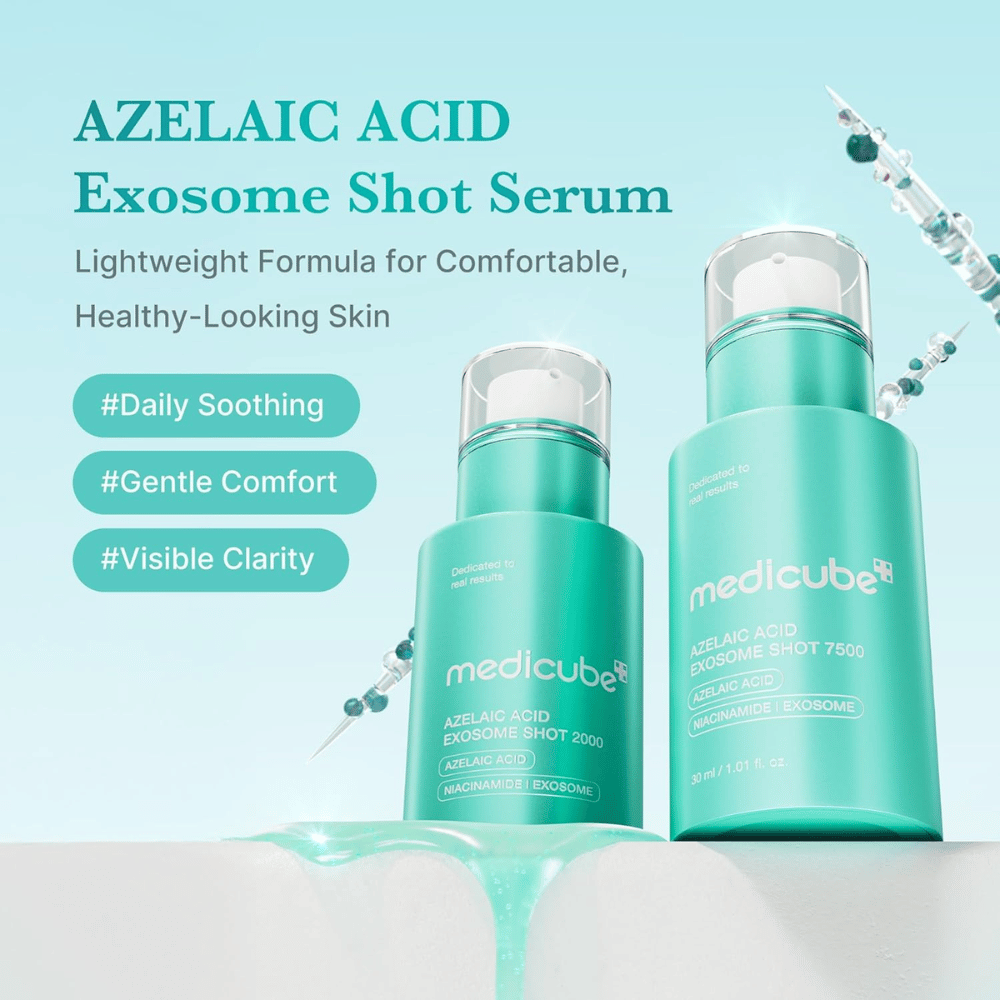 Produktbillede, der viser både Azelaic Acid Exosome Shot 2000 og 7500. Det turkise design forstærker produktets friske og beroligende profil, mens budskaber som daglig pleje, komfort og forbedret hudklarhed fremhæves. Erotiske illustrationer af spikler og serumdråber giver et videnskabeligt og avanceret indtryk.
