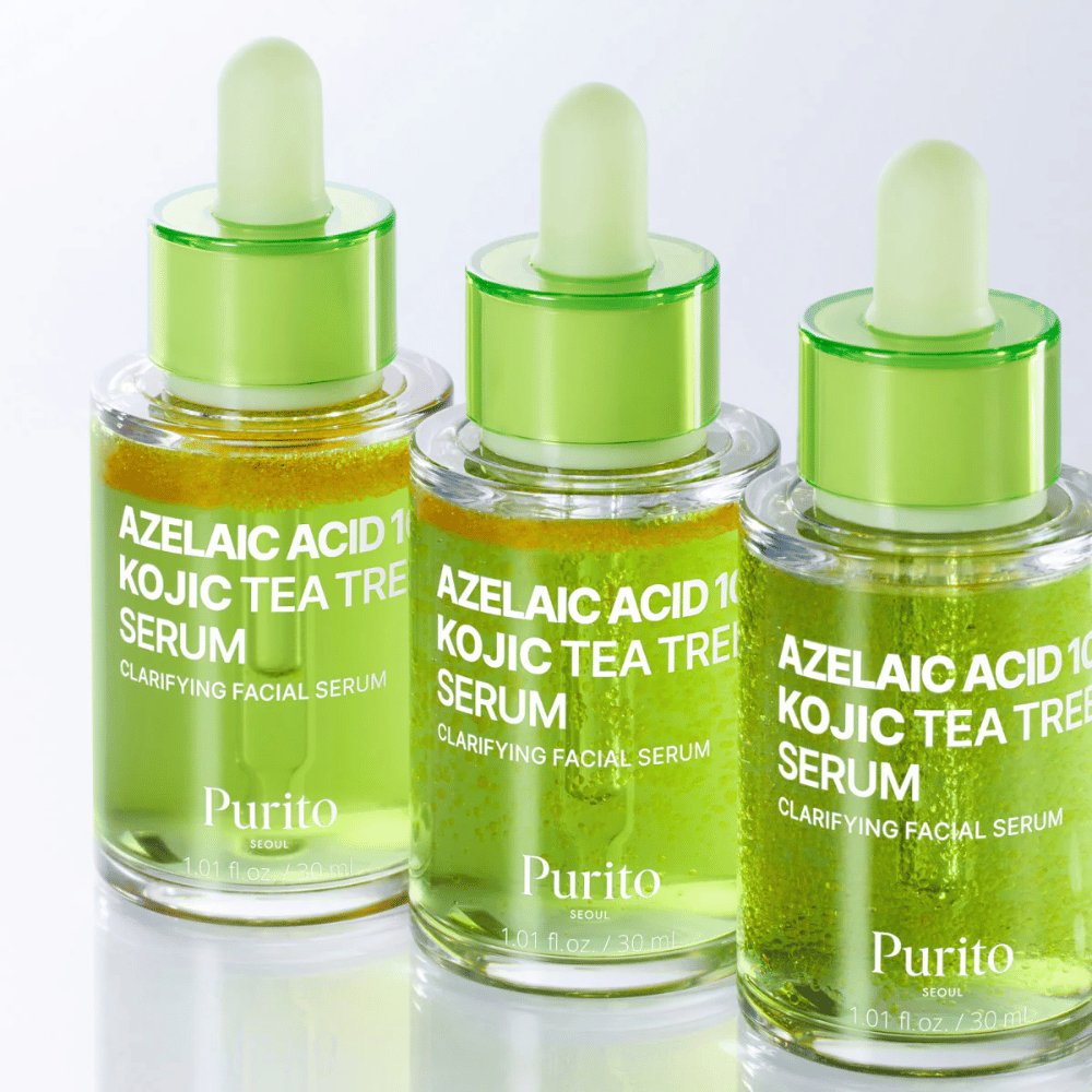 Tre flasker af Purito Azelaic Acid 10 Kojic Tea Tree Serum. Formlen balancerer talg, reducerer porer og giver jævnere hudtone.