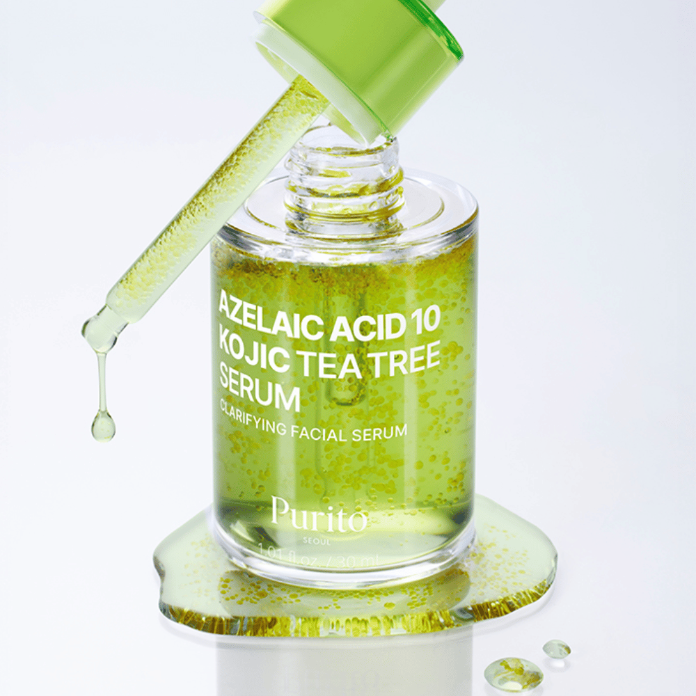 Nærbillede af Purito Azelaic Acid 10 Kojic Tea Tree Serum med pipette og dråber. Giver klarere hud og reducerer urenheder.