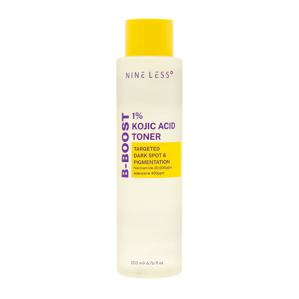 Produktbillede af NINE LESS B-Boost 1% Kojic Acid Toner, en lysegul flaske med gult låg og lilla tekst. Toner med kojic acid og niacinamid, der reducerer pigmentpletter.