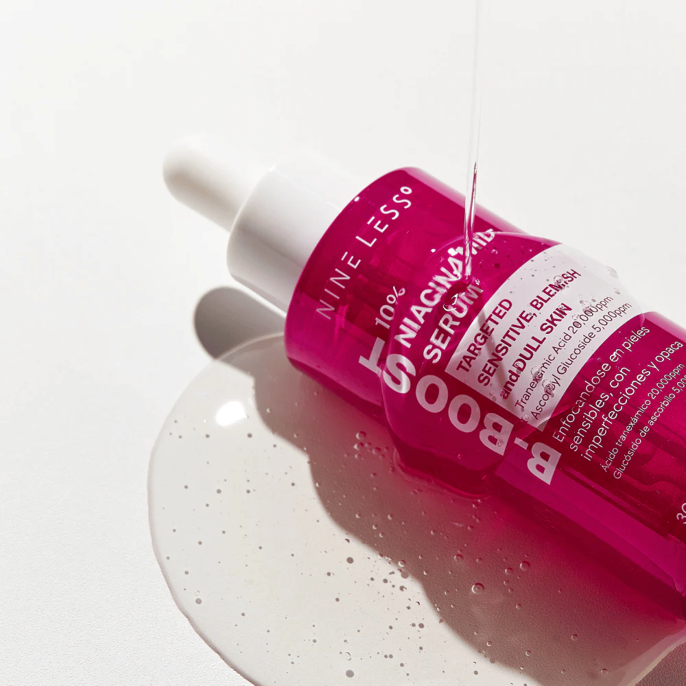 B-Boost 10% Niacinamide Serum, dryppende fra pipetten.