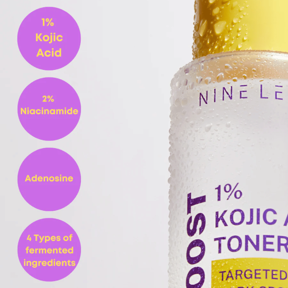 Flaska med NINE LESS B-Boost 1% Kojic Acid Toner med droppar på ytan. Visar nyckelingredienser: 1 % Kojic Acid, 2 % Niacinamide, Adenosine och 4 typer av fermenterade ingredienser mot mörka fläckar.