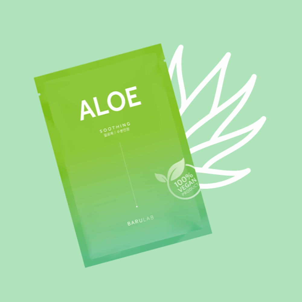 En pakke af BARULAB-produktet "Aloe Soothing" maske vises foran en illustration af aloe vera-blade. Produktet er markeret som "100% Vegan Product" mod en blød grøn baggrund.