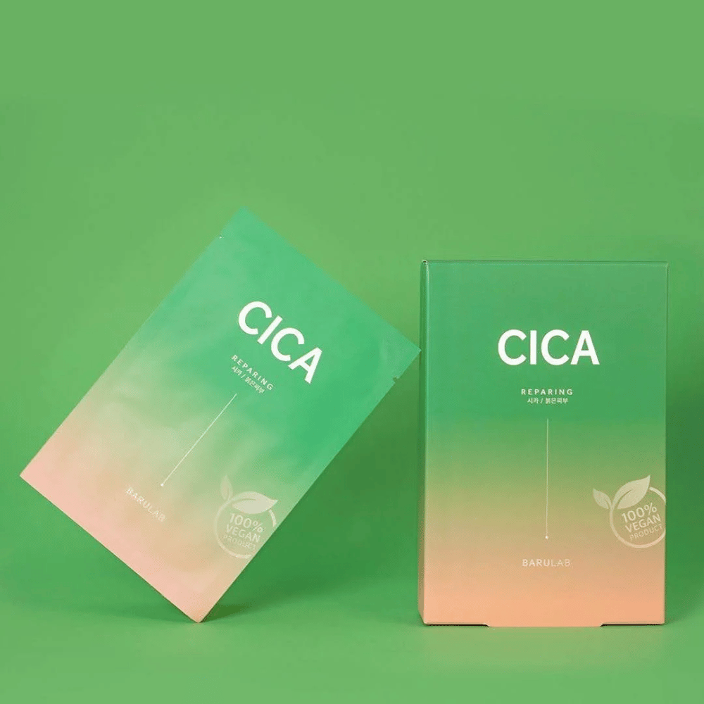 To produkter fra BARULAB, en i en pose og en i en karton, begge mærket med "CICA Repairing" mod en ensartet grøn baggrund. Produkterne er også mærket som "100% Vegan Product".
