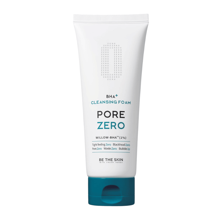 Frilagt produktbillede af Be The Skin Pore Zero BHA+ Cleansing Foam med hvid tube og blåt låg. Det minimalistiske design fremhæver produktets moderne og kliniske æstetik samt fokus på porepleje og mild eksfoliering.