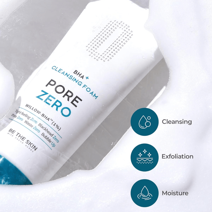 Produktbillede med fokus på cleanserens tre hovedegenskaber: rensning, eksfoliering og fugtgivning. Ikoner og vand-/skumeffekter forstærker følelsen af en frisk og balancerende ansigtsrens.