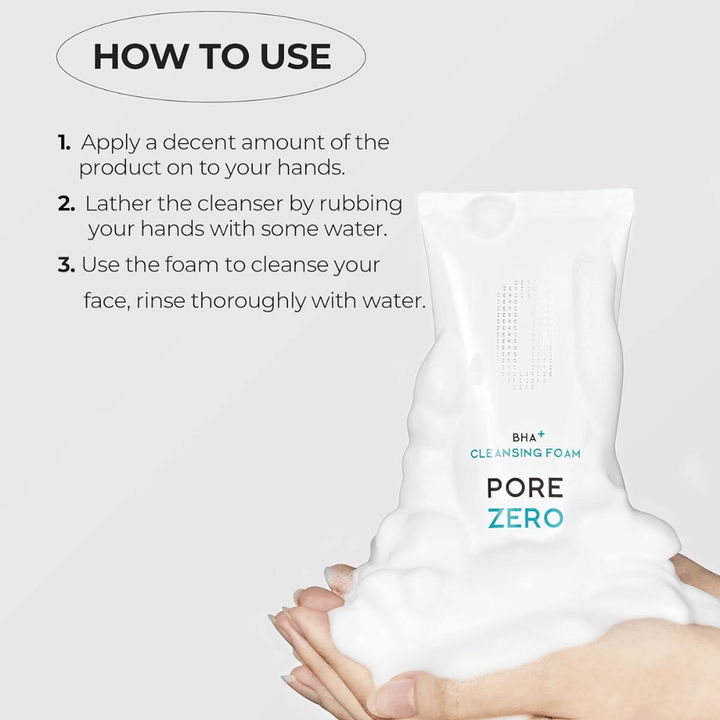 Instruktionsbillede, der viser, hvordan Be The Skin BHA+ Pore Zero Cleansing Foam bruges trin for trin. Produktet vises sammen med rigeligt skum for at fremhæve den bløde og skummende rensning.