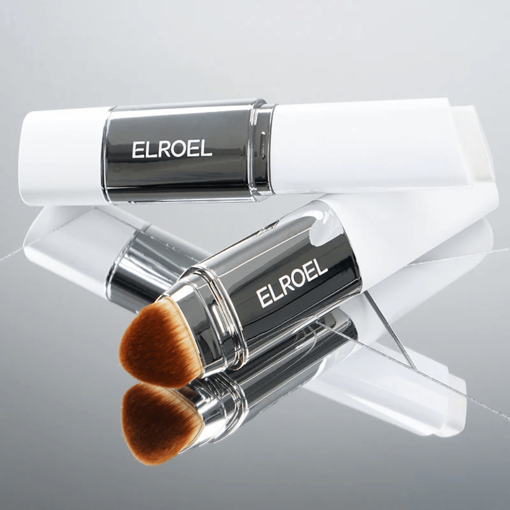 ELROEL Blanc Cover Cream Stick med integreret børste placeret på spejloverflade for at vise blød børste og jævn påføring.