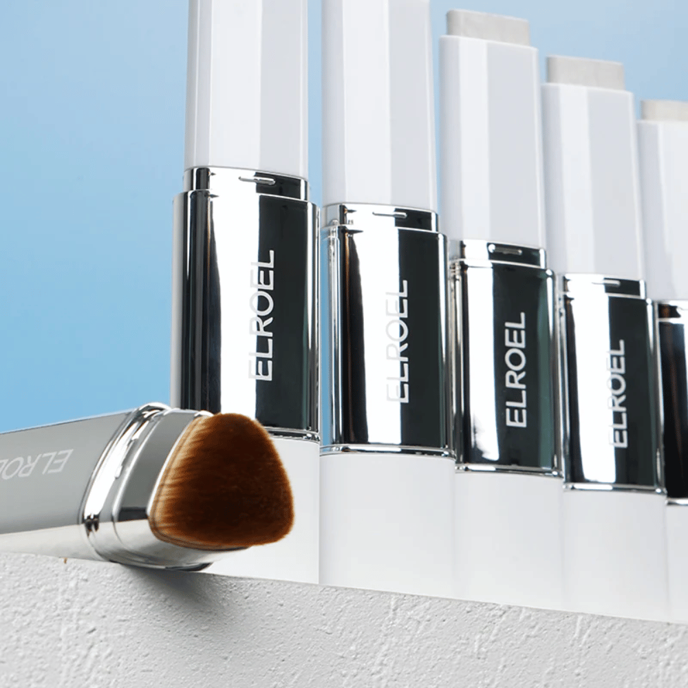 ELROEL Blanc Cover Cream Stick concealer med flere nuancer anvendt som swatches, der viser farve, dækning og cremet konsistens.