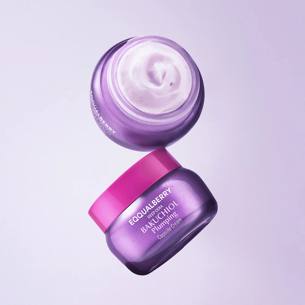 To åbne krukker af EQQUALBERRY Bakuchiol Plumping Capsule Cream i lilla emballage med rosa låg. Cremens bløde tekstur ses tydeligt ovenfra.