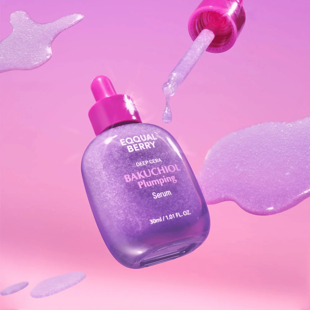 Equal Berry Bakuchiol Plumping Serum i en lilla skinnende flaske med lyserød pipette. Serumdråber og baggrund i bløde lyserøde toner for en luksuriøs følelse.