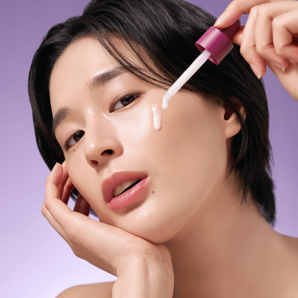 Bakuchiol Timeless Bloom Revitalizing Serum er et naturligt alternativ til retinol, der hjælper med at reducere fine linjer og ujævn hudtone. Med en mild formel er det perfekt til sensitiv hud og giver et strålende, fugtet look.