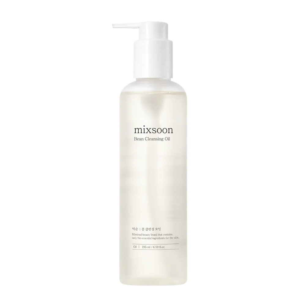En gennemsigtig flaske med en hvid pumpe og etiket, der viser teksten "mixsoon Bean Cleansing Oil". Flasken indeholder en lys, næsten ugennemsigtig væske og har et rent, minimalistisk design. Etiketten angiver, at det er en renseolie og angiver også volumen som 195 ml. Baggrunden er helt hvid, hvilket fremhæver produktets enkelhed og renhed.