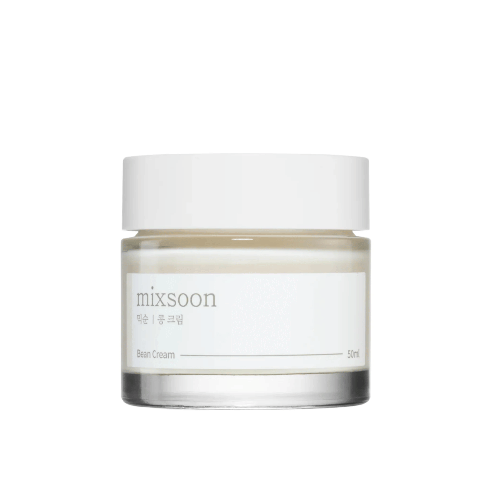 En krukke med et hvidt låg og etiket, der viser teksten "mixsoon 팥 크림" og "Bean Cream" samt volumenangivelsen "50ml". Krukken er delvist gennemsigtig og indeholder en hvid creme. Designet er enkelt og moderne med en ren hvid baggrund, der fremhæver produktet.