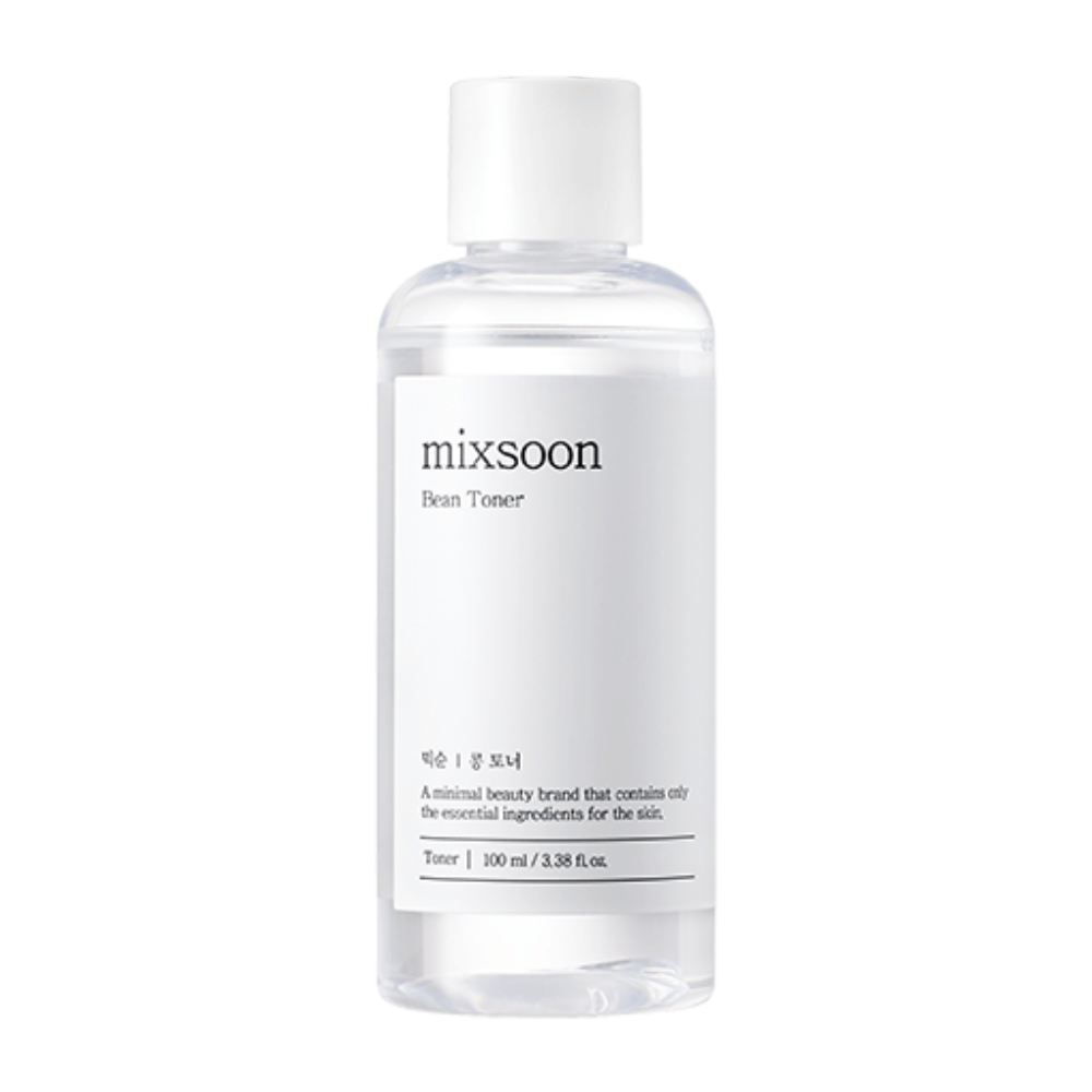 En gennemsigtig plastflaske med hvid kork og hvid etiket, der bærer teksten "mixsoon Bean Toner". Under mærkenavnet er der en beskrivelse på koreansk og teksten "A minimal beauty brand that contains only the essential ingredients for the skin". Produktet er en toner og indeholder 100 ml / 3.38 fl oz. Flasken og etiketten har et rent og minimalistisk design og er fotograferet mod en helt hvid baggrund.