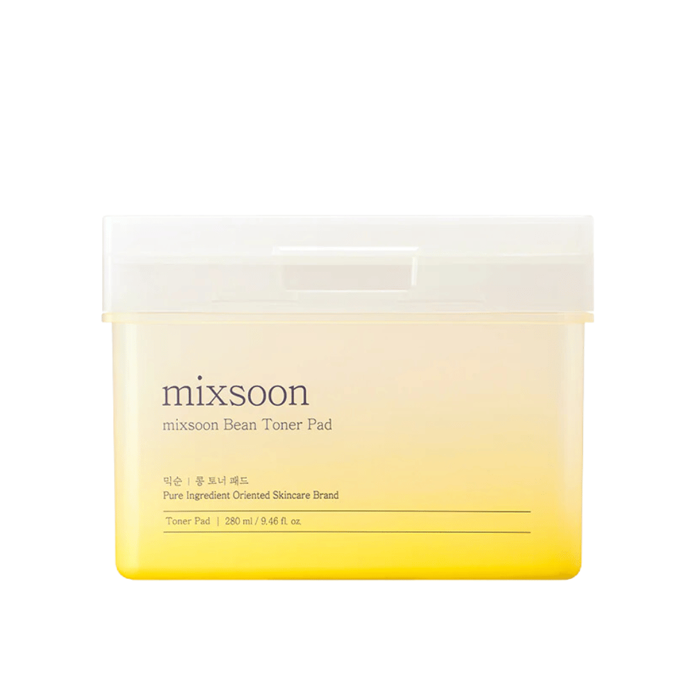 "En firkantet, gennemsigtig beholder med Mixsoon Bean Toner Pad. Beholderen har en gullig tone og tekst, der beskriver produktet, inklusive volumen 280 ml (9.46 fl. oz).