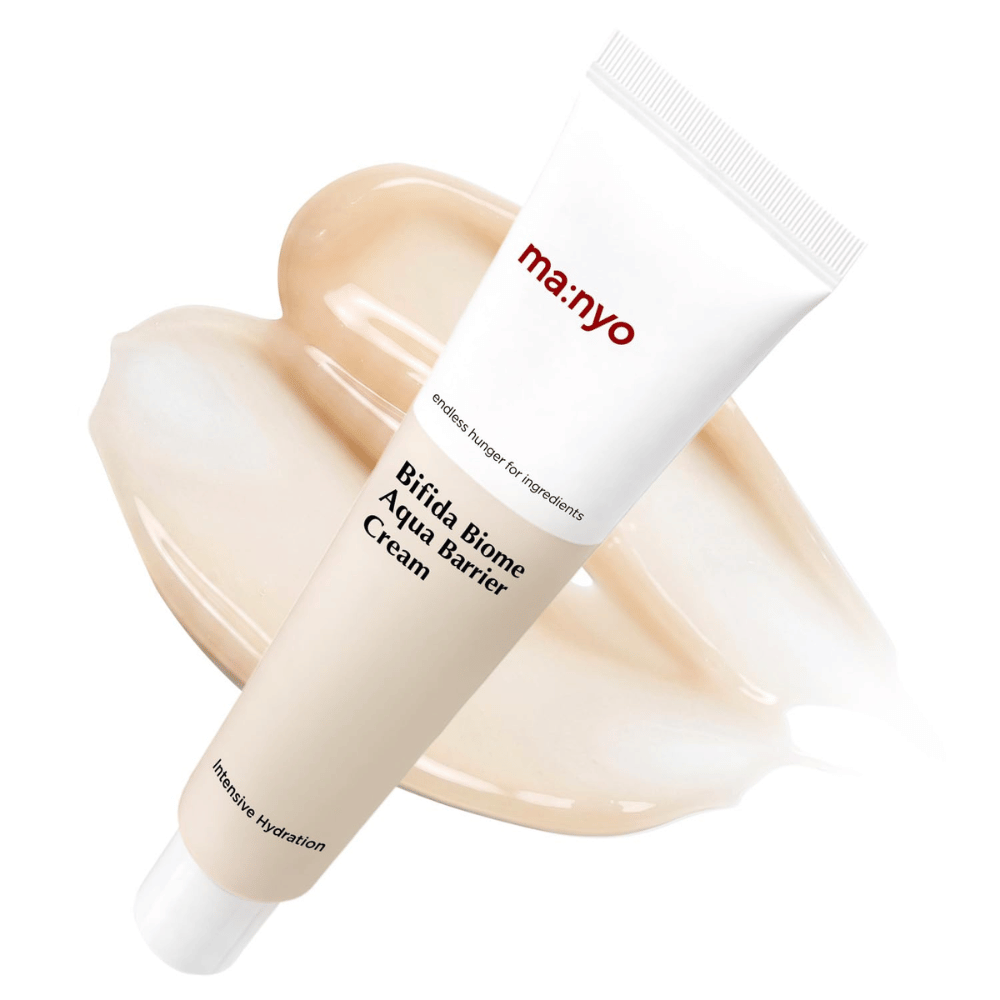 4. Ma:nyo Bifida Biome Aqua Barrier Cream – fugtgivende ansigtscreme i hvid tube med beige cremet tekstur i baggrunden