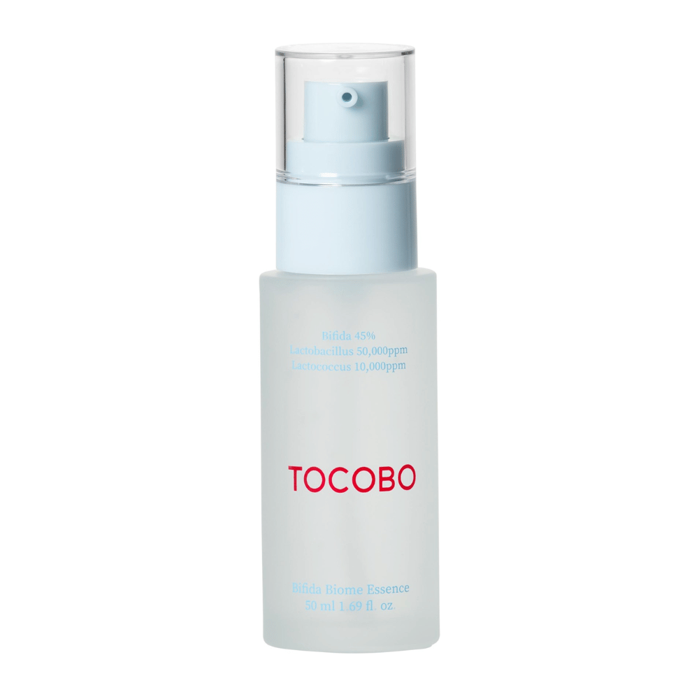 TOCOBO Bifida Biome Essence i en mat pumpflaske med lyseblå top og gennemsigtigt låg. Tekst på flasken viser, at den indeholder 45 % Bifida, Lactobacillus og Lactococcus, 50 ml.
