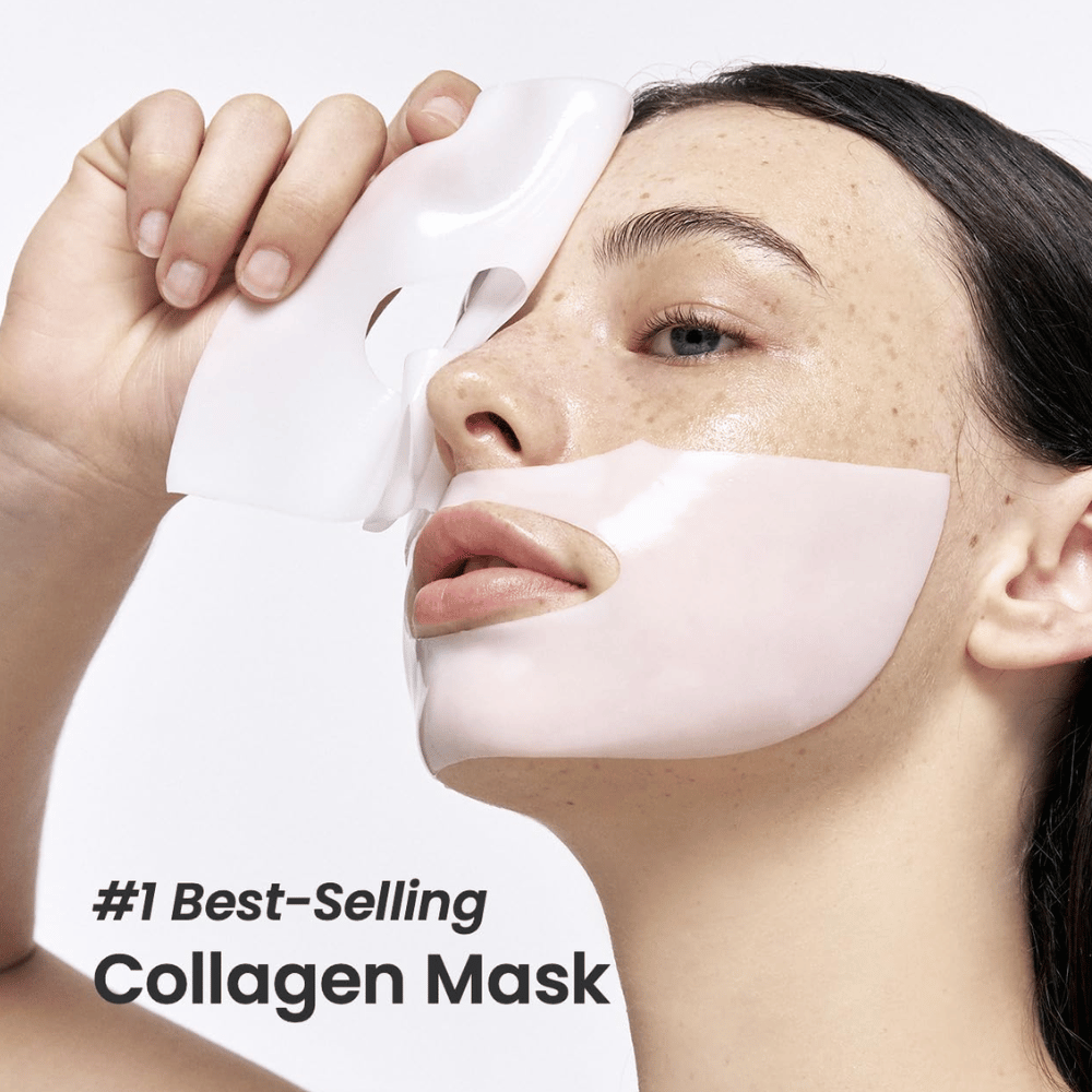 Billedet viser en ung kvinde, der påfører Bio-Collagen Real Deep Mask fra Biodance, en ansigtsmaske, der er mærket som "#1 Best-Selling Collagen Mask". Masken er hvid og dækker hendes kinder og mund, hvilket fremhæver dens popularitet og effektivitet til hudpleje.