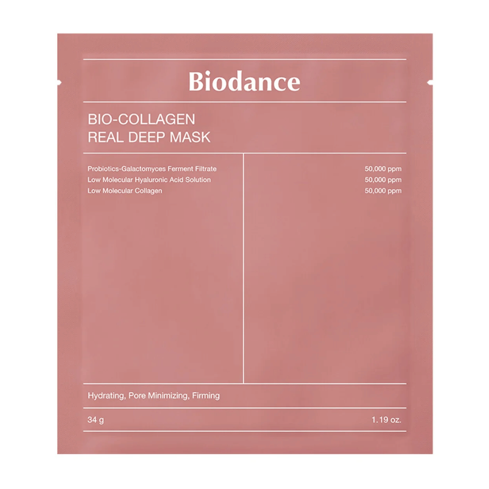 Billedet viser Bio-Collagen Real Deep Mask fra Biodance, pakket i blød rosa. Teksten beskriver ingredienser som probiotika, galactomyces fermentfiltrat, hyaluronsyre og kollagen, med effekter som fugtighed, poreminimering og fasthed.
