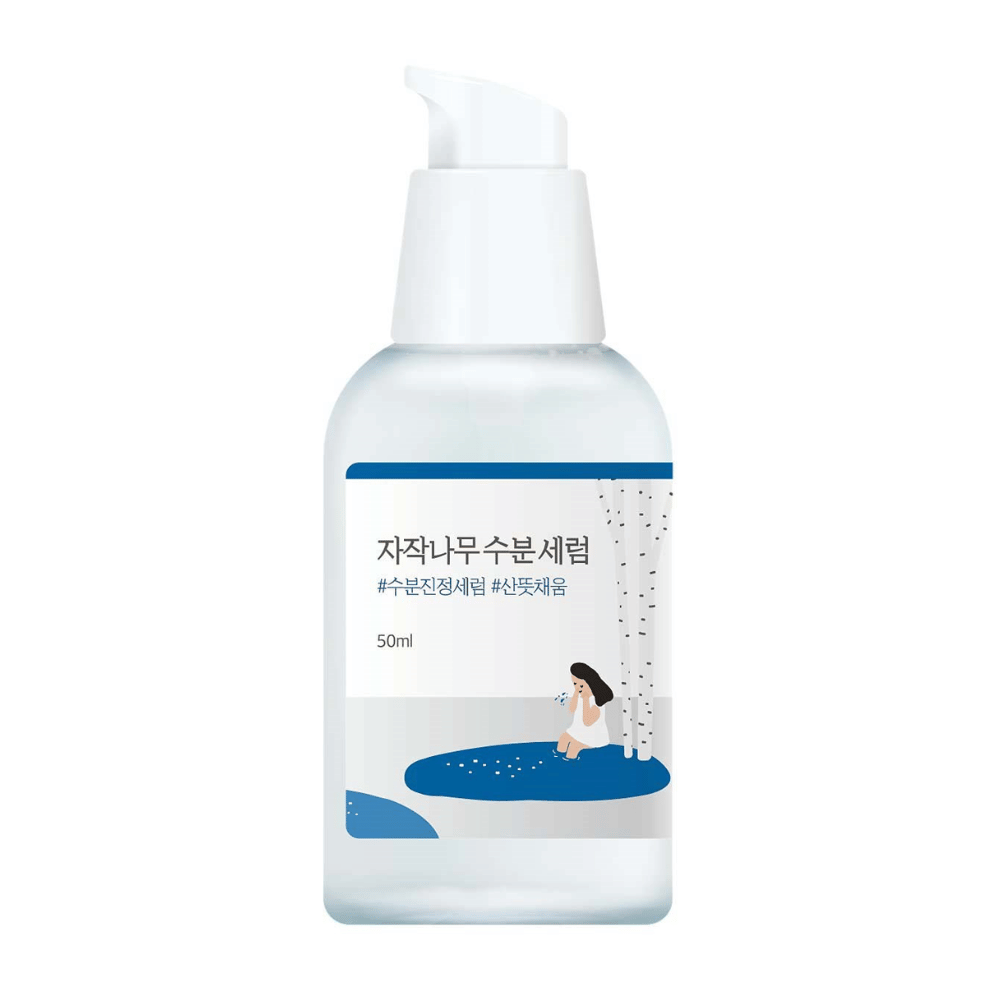 Round Lab Birch Juice Moisturizing Serum i gennemsigtig pumpeflaske med blå og hvid etiket og illustration af birk og pige, frilagt mod hvid baggrund.