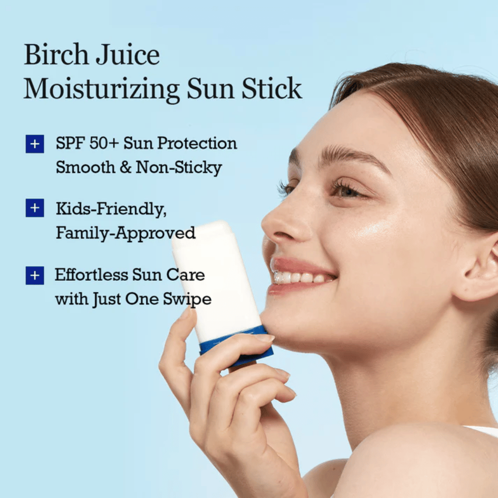 Person påfører ROUND LAB Birch Juice Moisturizing Sun Stick i ansigtet for smidig, fugtgivende solbeskyttelse