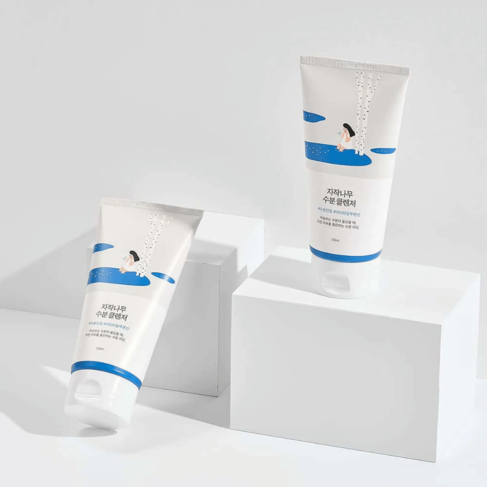 ROUND LAB Birch Juice Moisturizing Cleanser i to tuber på hvid baggrund, mild og fugtgivende ansigtsrens med birkesaft, der renser skånsomt og passer til alle hudtyper, selv følsom hud.