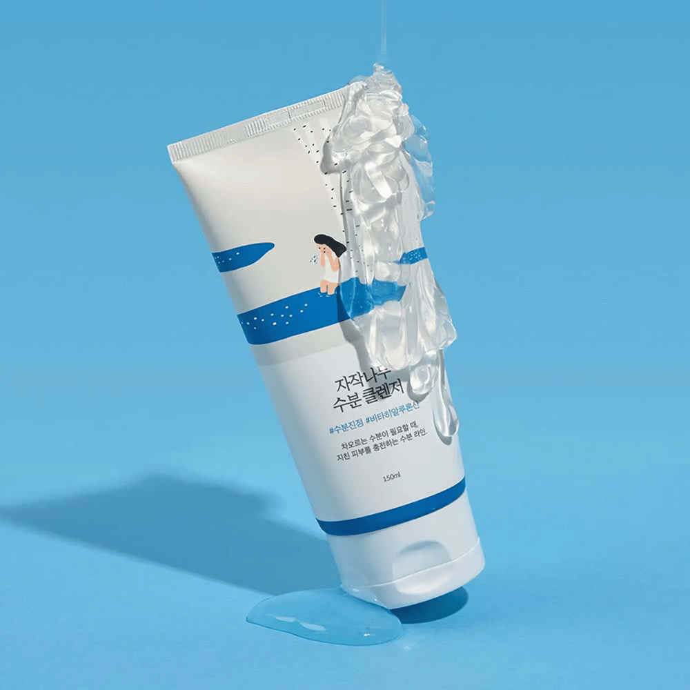 ROUND LAB Birch Juice Moisturizing Cleanser i tube med cremet skum, mild ansigtsrens med birkesaft, der renser skånsomt, fugter huden og bevarer hudens naturlige fugtbalance.