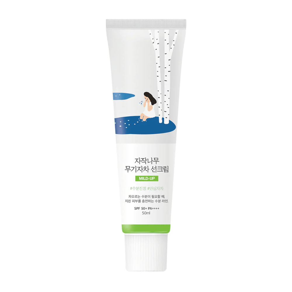 Birch Juice Moisturizing Mild Up Sunscreen SPF 50+ PA++++ – solcreme i hvid tube med illustration af birketræer og pige ved vandløb, 50 ml.